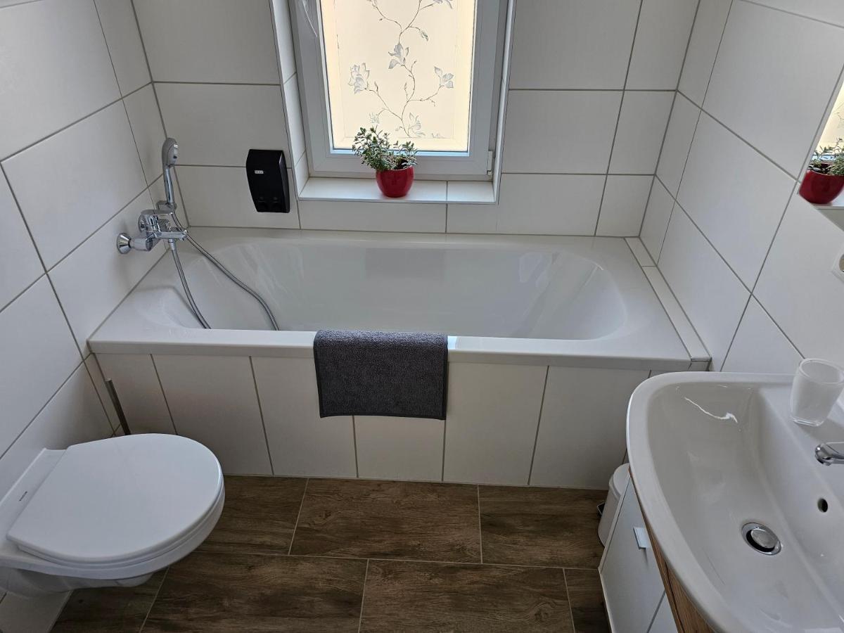 Schoene Grosse Ferienwohnung 79M2 Und 2 Baeder, Zentrumnah, 2Og エアフルト エクステリア 写真